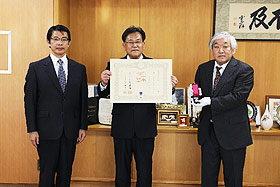 （左から）植村理事、野澤集氏、田野学長