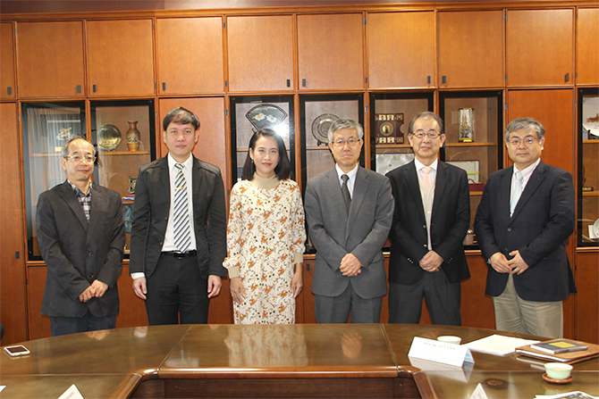 左から：青山教授、Dr. Taworn（KMITL）、 Ms. Lalita（KMITL）、田中理事、阿部副学長、金森准教授