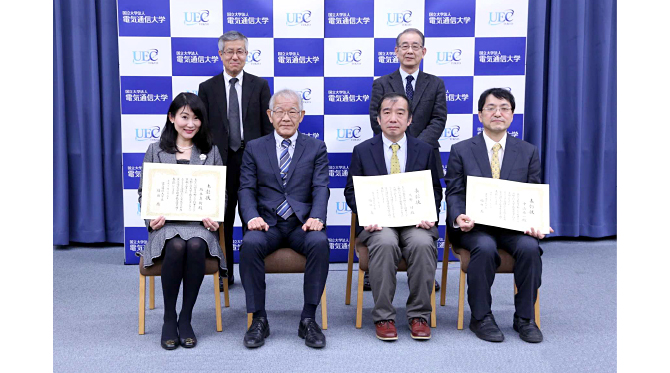 （前列左から）坂本教授、福田学長、久野教授、中山准教授