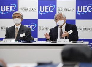 記者に説明する田野学長(右)