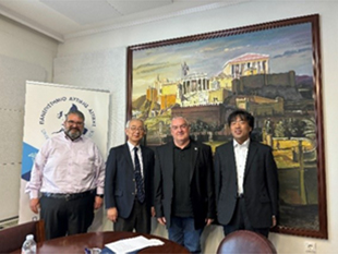 （左から）Potirakis教授、阿部理事、Kaldis学長、芳原教授