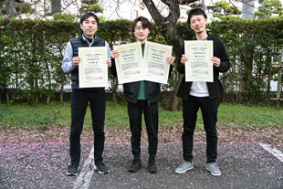左より、菅哲朗教授、島田佳季さん、中根大介准教授（先進理工学専攻）