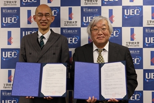 中野校長(左)と田野学長(右)