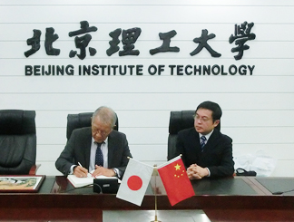 Fig.2 Signing of the General Agreement by Prof. Hu and Prof. Fukuda