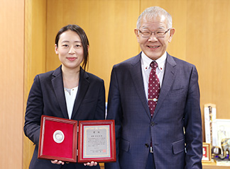 道根百合奈さんと福田学長