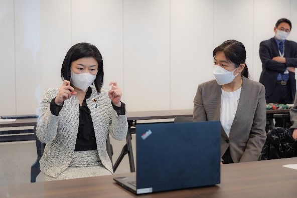 牧島大臣の体験の様子