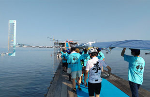 プラットホームまでの移動風景。夢と書かれた服を着ているのがパイロットの横山拓磨さん。