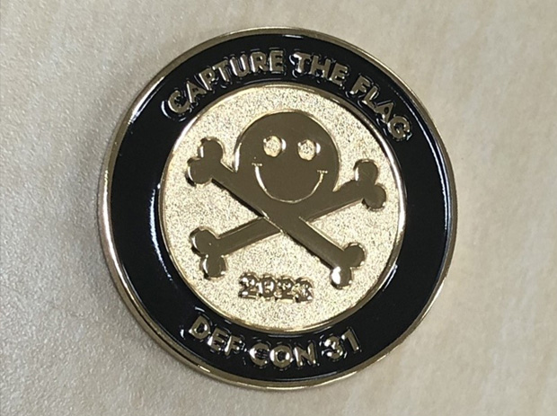 DEF CON 31 CTFの記念コイン（本戦参加チームそれぞれに8枚ずつ配られる）