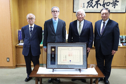 記念写真(左から梶谷学長顧問、安島様、田野学長、大家理事(経営・広報戦略担当))