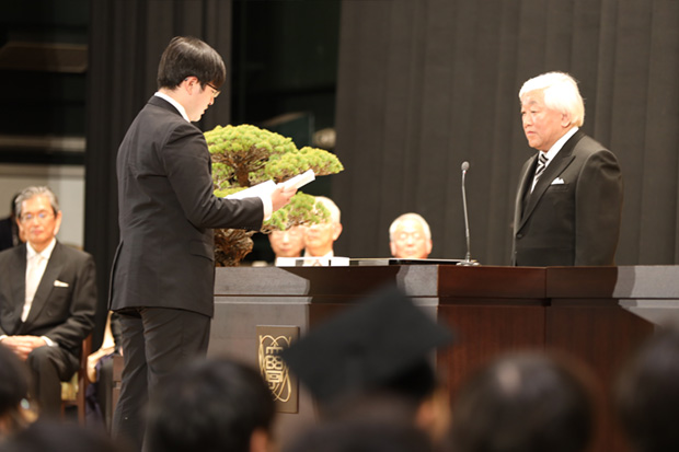 大学院修了生代表答辞