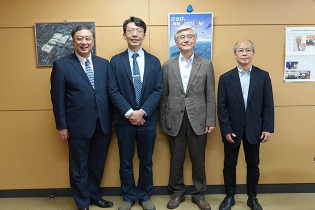 （左から）大家理事、Yueh-Nan Chen博士、小花前理事、瀬川主幹コーディネーター