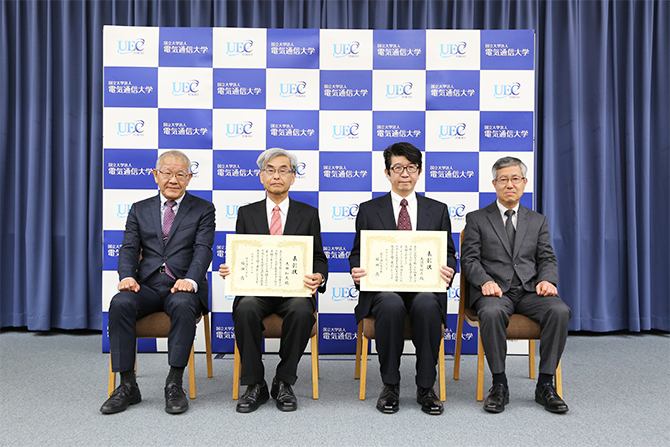 左から福田学長、太田教授、大須賀教授、田中理事（教育戦略担当）