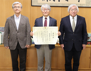 （右から）田野学長、稲葉名誉教授、小花理事（研究・産学官連携戦略担当）