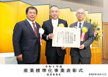 左より、石井拓経済産業大臣政務官、篠原琢副学長(東京外国語大学 教育等担当)、阿部浩二理事(本学 教育・国際戦略担当)