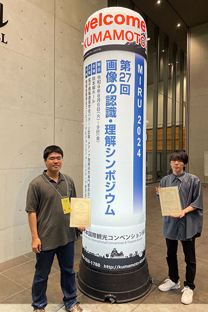 受賞式直後の様子。泉幸太さん（左）、山倉隆太さん（右）